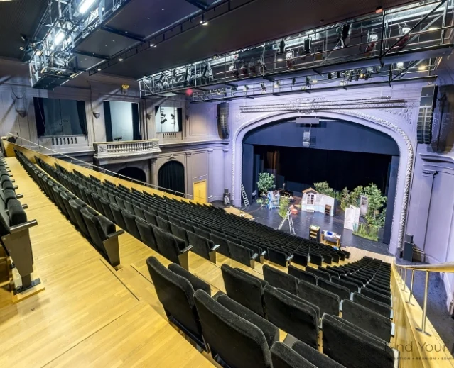 La salle de la Grande Main : les gradins et le plateau du Théâtre de Liège